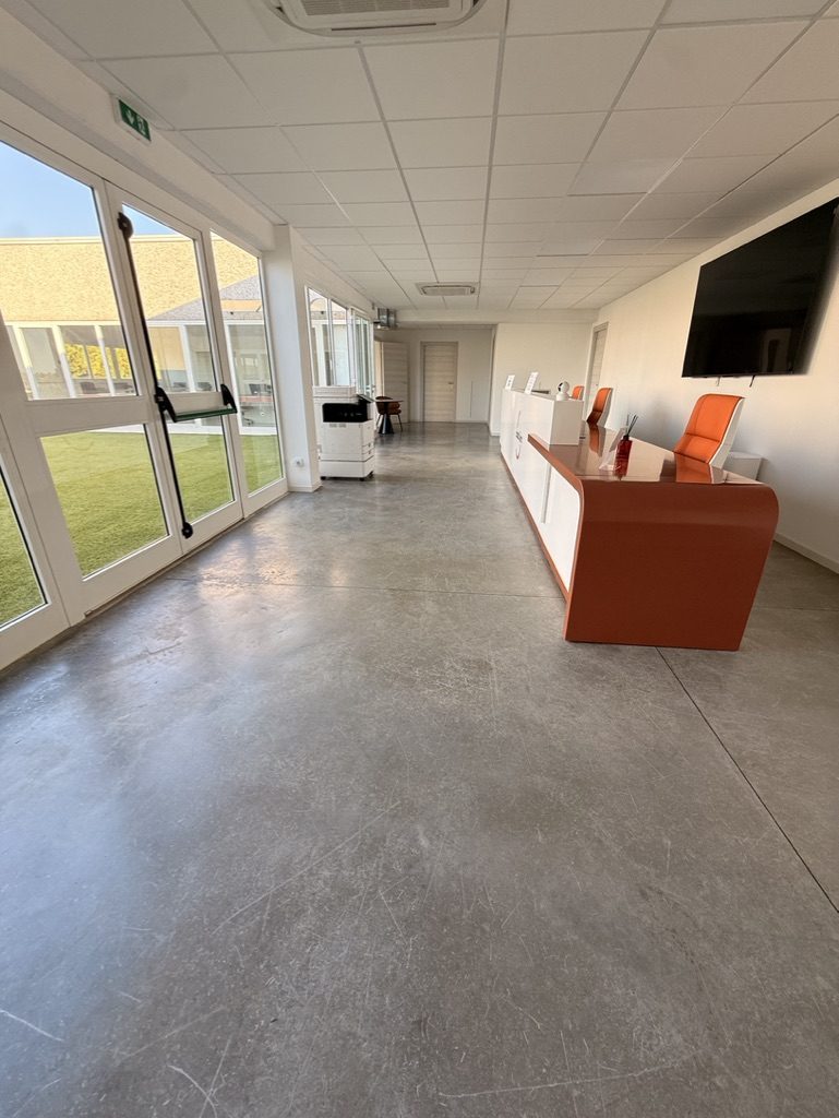 Ingresso vetrato e reception verso il terrazzo