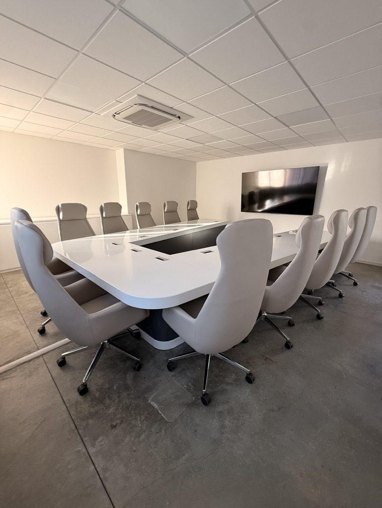 Sala riunioni con tavolo e schermo